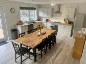 Bright, Spacious 4-Bed, 4-Bathroom home on Loch Soy